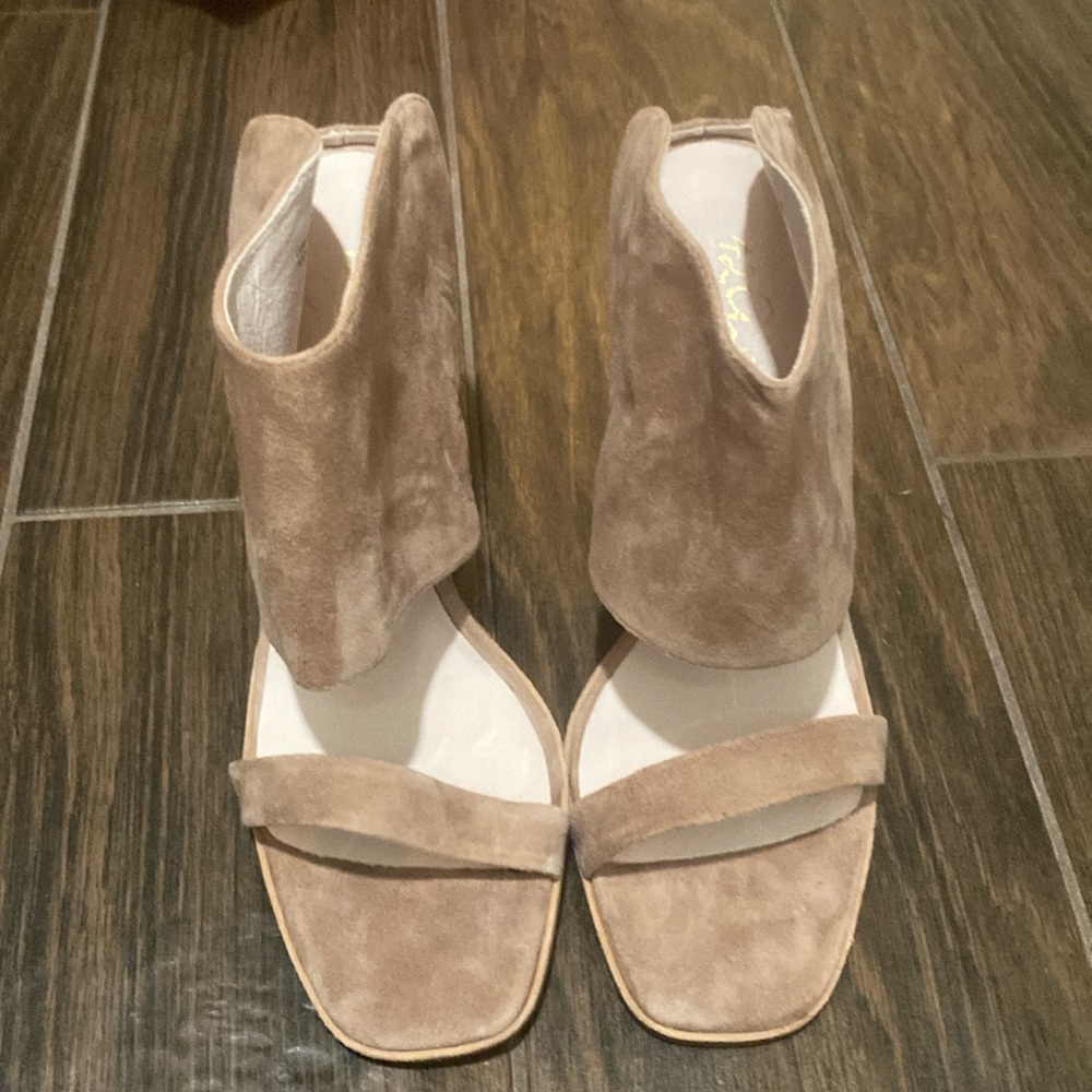 42 Gold suede block heel’s tannish color size 9.5